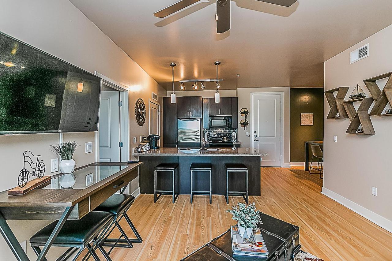 Villa Shopping & Dining 1 Mile - 24 Hour Pool With Parking - 4036 Phoenix Exterior foto